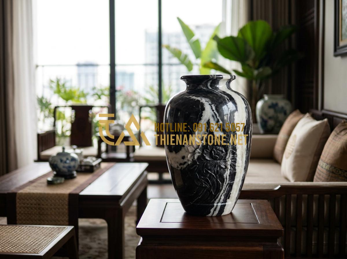 Quy Trình Chế Tác Lọ Hoa Đá Thủ Công: Từ Khối Đá Thô Đến Tác Phẩm Nghệ Thuật - Hình 2 Quy Trình Chế Tác Lọ Hoa Đá Thủ Công: Từ Khối Đá Thô Đến Tác Phẩm Nghệ Thuật - Finished handcrafted natural stone flower vase standing elegantly on a wooden pe