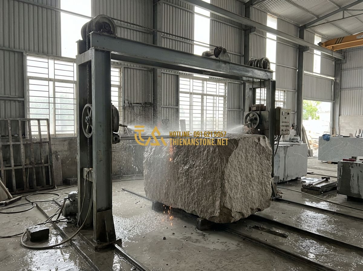 Quy Trình Làm Biển Hiệu Đá Tự Nhiên Từ Thiết Kế Đến Lắp Đặt Chi Tiết - Hình 3 Quy Trình Làm Biển Hiệu Đá Tự Nhiên Từ Thiết Kế Đến Lắp Đặt Chi Tiết - Tạo ảnh tiếng Anh: Large industrial stone cutting machine using a diamond wire t