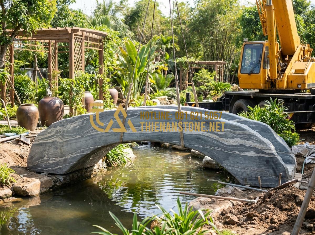 Quy trình thi công cầu đá nguyên khối: Đảm bảo độ bền và an toàn kỹ thuật - Hình 5 Quy trình thi công cầu đá nguyên khối: Đảm bảo độ bền và an toàn kỹ thuật - Tạo ảnh tiếng Anh: A large construction crane carefully lowering a massive curve
