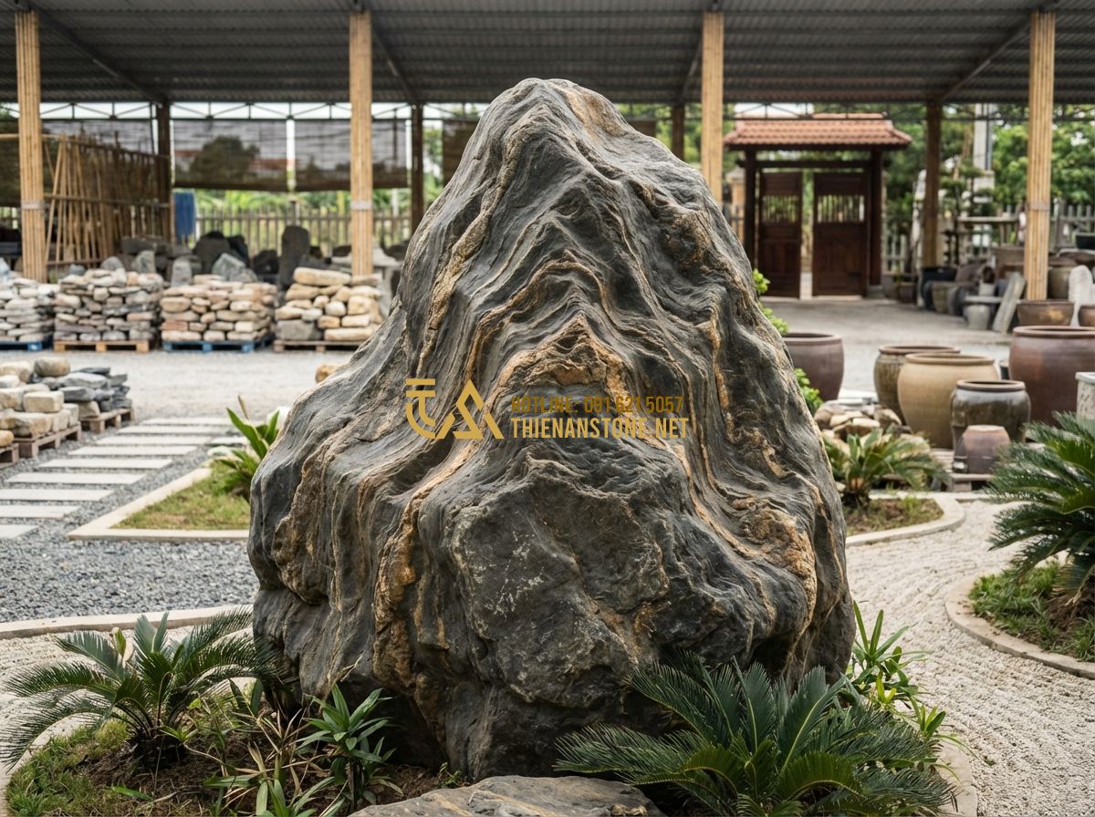 Review Giá Đá Cảnh Tự Nhiên Năm 2024: Từ Đá Mini Đến Đá Lớn Sân Vườn - Hình 8 Review Giá Đá Cảnh Tự Nhiên Năm 2024: Từ Đá Mini Đến Đá Lớn Sân Vườn - A customer discussing garden design with a professional stone artisan at a lands