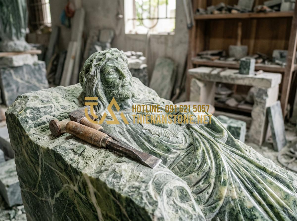 So Sánh Bàn Thờ Công Giáo Bằng Đá Và Gỗ: Lựa Chọn Nào Bền Đẹp Vĩnh Cửu? - Tạo ảnh tiếng Anh: [A detailed close-up shot of a skilled artisan carving a marb