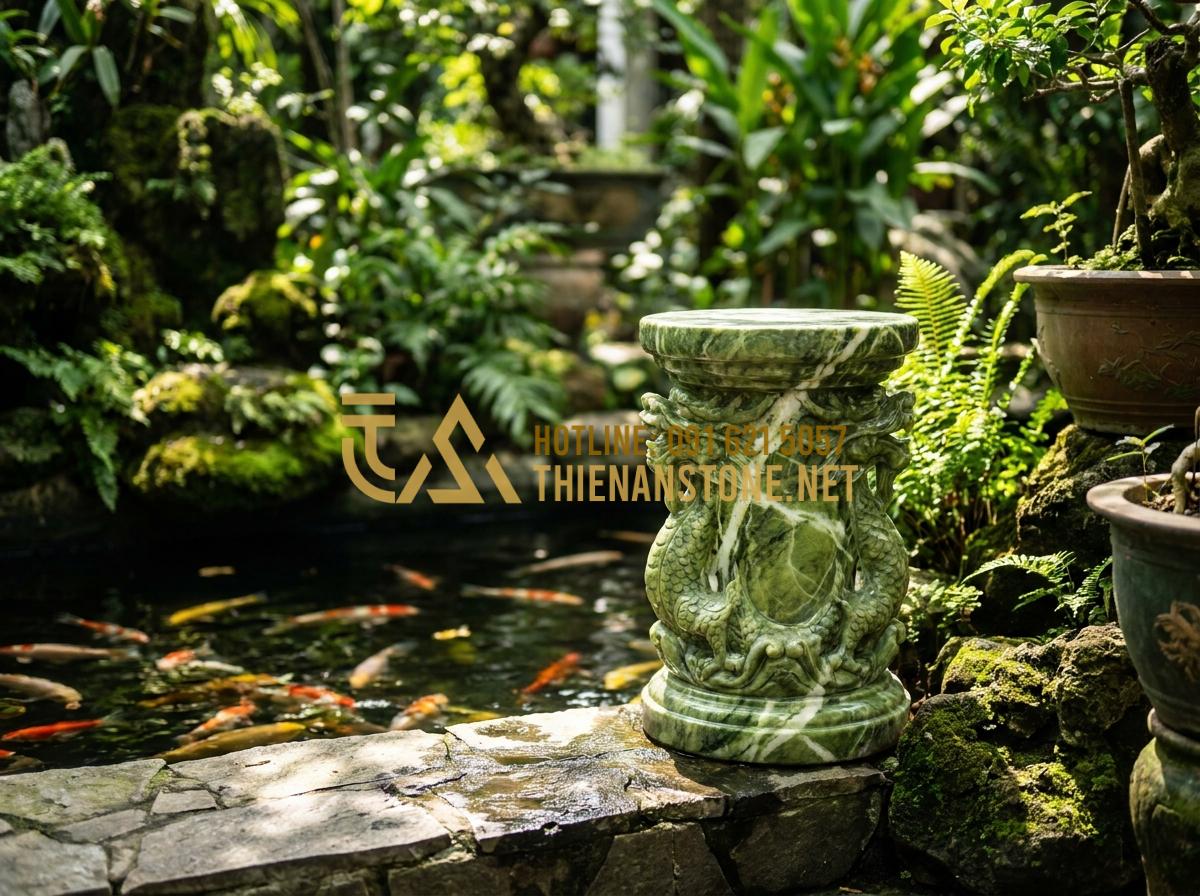 So Sánh Chiếu Rồng Đá Đen, Đá Trắng Và Đá Vàng Nghệ An: Nên Chọn Loại Nào? - Black stone dragon pedestal installed near a Koi pond with surrounding green lan