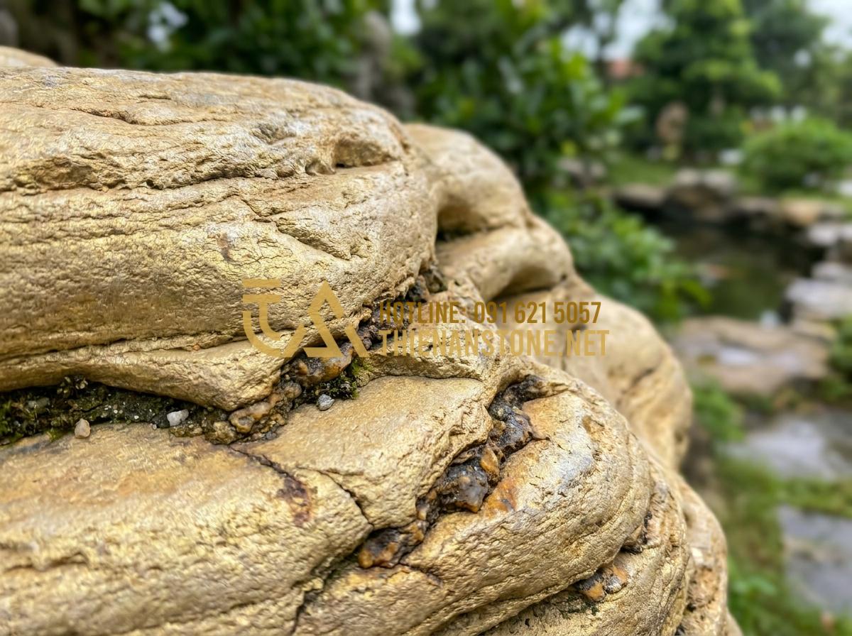 So Sánh Đá Cổ Thạch Xanh Và Vàng: Lựa Chọn Nào Phù Hợp Với Sân Vườn Của Bạn? - Hình 6 So Sánh Đá Cổ Thạch Xanh Và Vàng: Lựa Chọn Nào Phù Hợp Với Sân Vườn Của Bạn? - Close-up of yellow ancient stone texture with metallic sheen and natural cracks