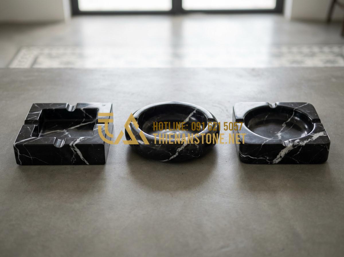 So sánh gạt tàn đá Cẩm thạch, Serpentine và Canxit: Nên chọn loại nào? - Tạo ảnh tiếng Anh: A side-by-side comparison of three different stone ashtrays: