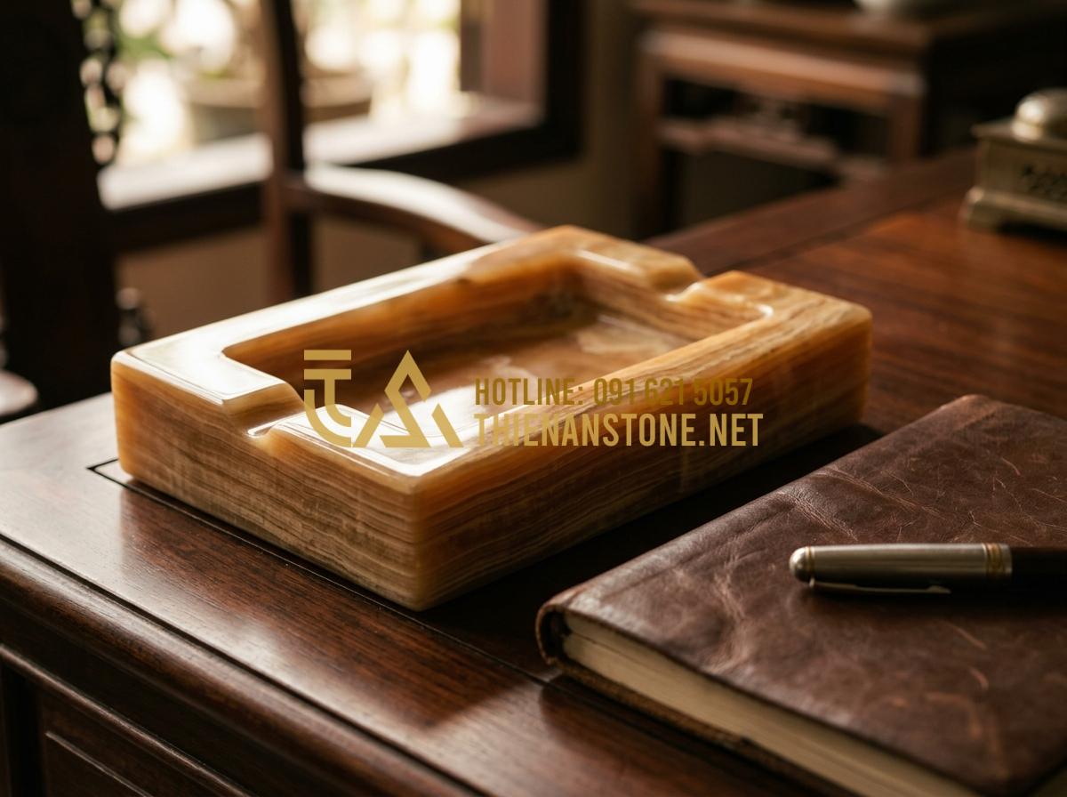 Tại sao gạt tàn đá tự nhiên lại bền và được ưa chuộng hơn gạt tàn sứ? - Tạo ảnh tiếng Anh: A professional close-up shot of a luxury natural black marble