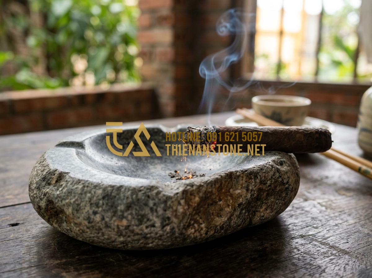 Tại sao gạt tàn đá tự nhiên lại bền và được ưa chuộng hơn gạt tàn sứ? - Tạo ảnh tiếng Anh: A macro photograph showing the durability test of a natural s