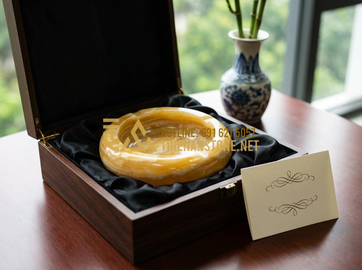 Tại sao gạt tàn đá tự nhiên lại bền và được ưa chuộng hơn gạt tàn sứ? - Tạo ảnh tiếng Anh: A luxury gift box lined with satin, containing a magnificent