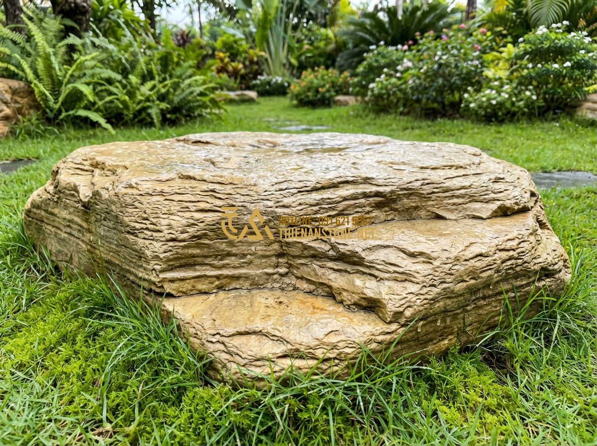 Thiết Kế Sân Vườn Biệt Thự Đẹp - Mẫu Biệt Thự Sân Vườn Sang Trọng 2025 - Hình 4 Thiết Kế Sân Vườn Biệt Thự Đẹp - Mẫu Biệt Thự Sân Vườn Sang Trọng 2025 - Tạo ảnh tiếng Anh: Close-up shot of large, irregular natural slate stepping ston