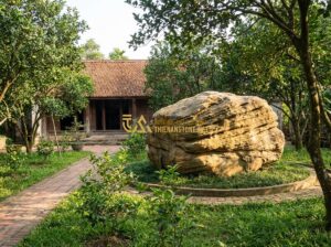 Thiết Kế Sân Vườn Đơn Giản Mà Đẹp Cho Nhà Cấp 4 Ở Nông Thôn - Tạo ảnh tiếng Anh: A peaceful rural scene of a traditional Vietnamese single-sto