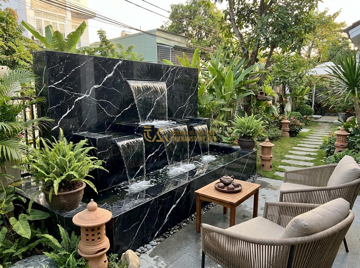 Thiết Kế & Thi Công Đài Phun Nước Bằng Đá Sân Vườn Chuẩn Phong Thủy | Quy Trình Chuyên Nghiệp - Hình 18 Thiết Kế & Thi Công Đài Phun Nước Bằng Đá Sân Vườn Chuẩn Phong Thủy | Quy Trình Chuyên Nghiệp - Happy family enjoying their newly installed stone fountain in backyard, showing