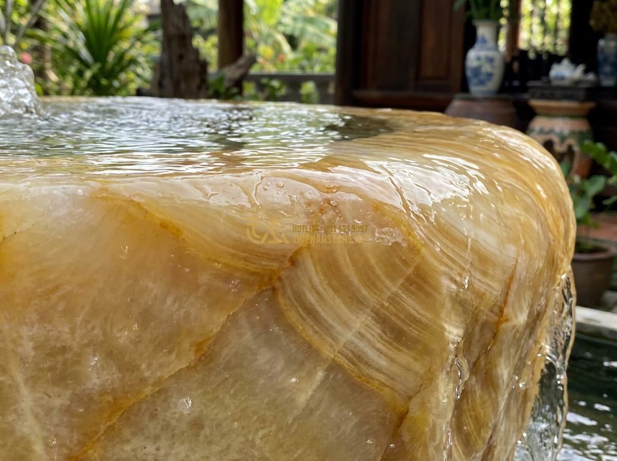 Thiết Kế & Thi Công Đài Phun Nước Bằng Đá Sân Vườn Chuẩn Phong Thủy | Quy Trình Chuyên Nghiệp - Hình 2 Thiết Kế & Thi Công Đài Phun Nước Bằng Đá Sân Vườn Chuẩn Phong Thủy | Quy Trình Chuyên Nghiệp - Close-up detailed view of polished natural stone surface on a water fountain bas