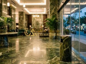 Thùng rác gạt tàn đá hoa cương: Giải pháp sang trọng cho sảnh khách sạn, tòa nhà - Tạo ảnh tiếng Anh: A high-end luxury hotel lobby with polished marble floors, wa