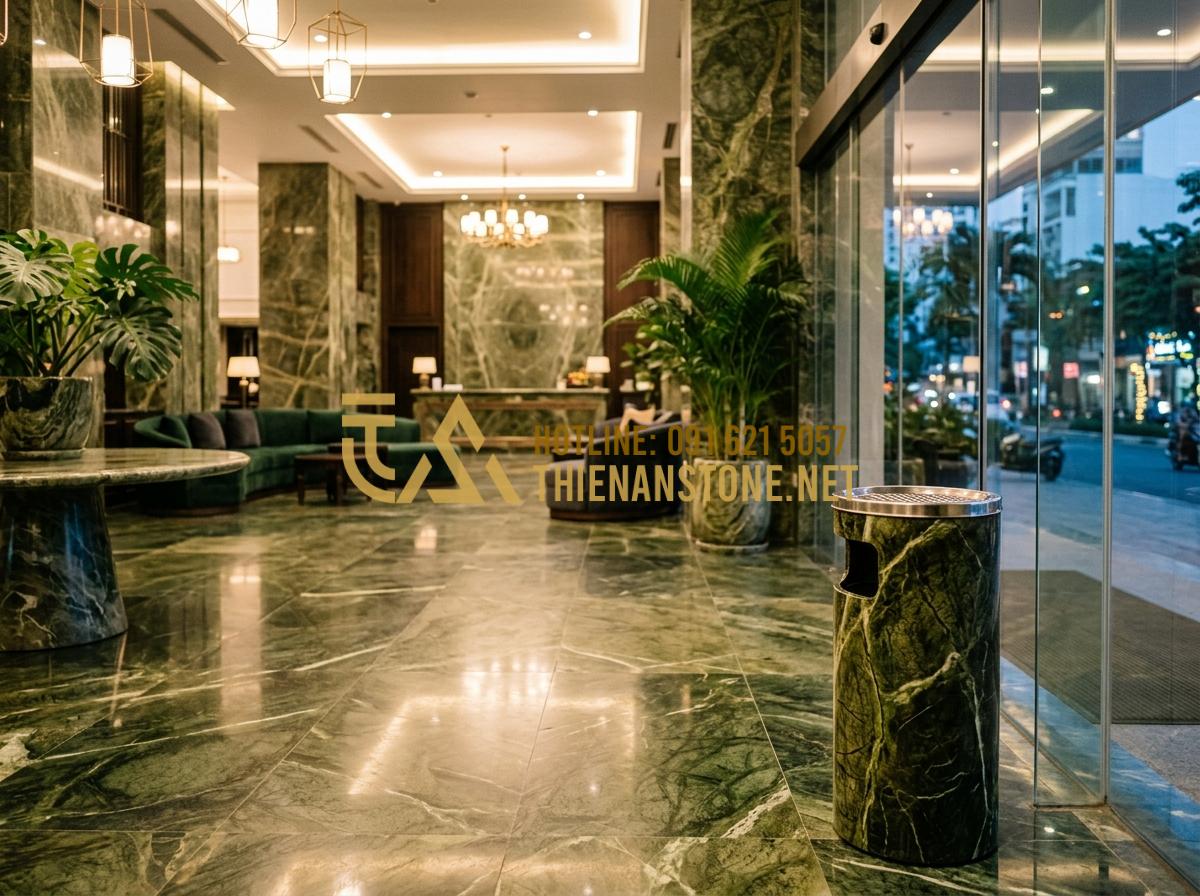 Thùng rác gạt tàn đá hoa cương: Giải pháp sang trọng cho sảnh khách sạn, tòa nhà - Hình 1 Thùng rác gạt tàn đá hoa cương: Giải pháp sang trọng cho sảnh khách sạn, tòa nhà - Tạo ảnh tiếng Anh: A high-end luxury hotel lobby with polished marble floors, wa