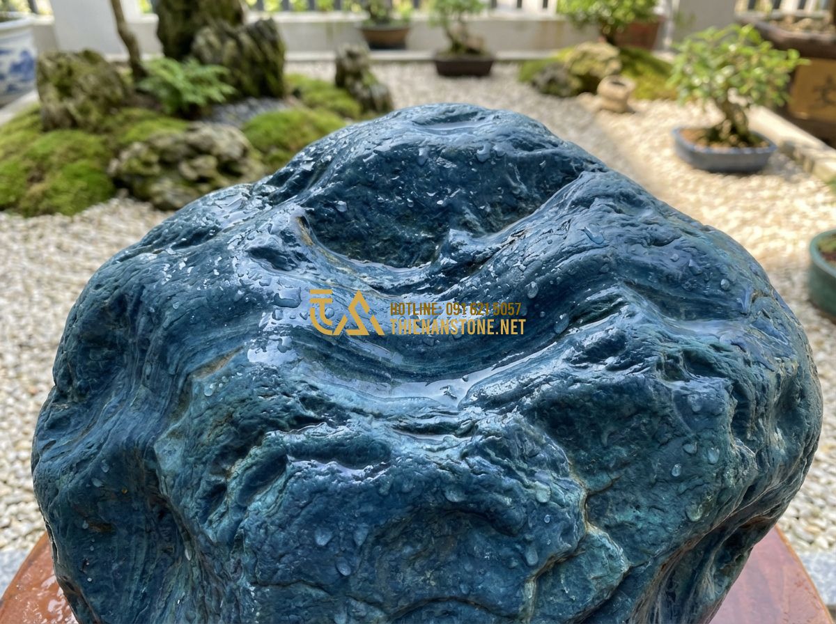 Top 10 Mẫu Đá Xanh Nhật Bản Đẹp Nhất Dùng Cho Non Bộ, Hồ Cá Và Vườn Thiền - Hình 2 Top 10 Mẫu Đá Xanh Nhật Bản Đẹp Nhất Dùng Cho Non Bộ, Hồ Cá Và Vườn Thiền - Tạo ảnh tiếng Anh: Close-up of a premium Japanese blue stone showing its unique
