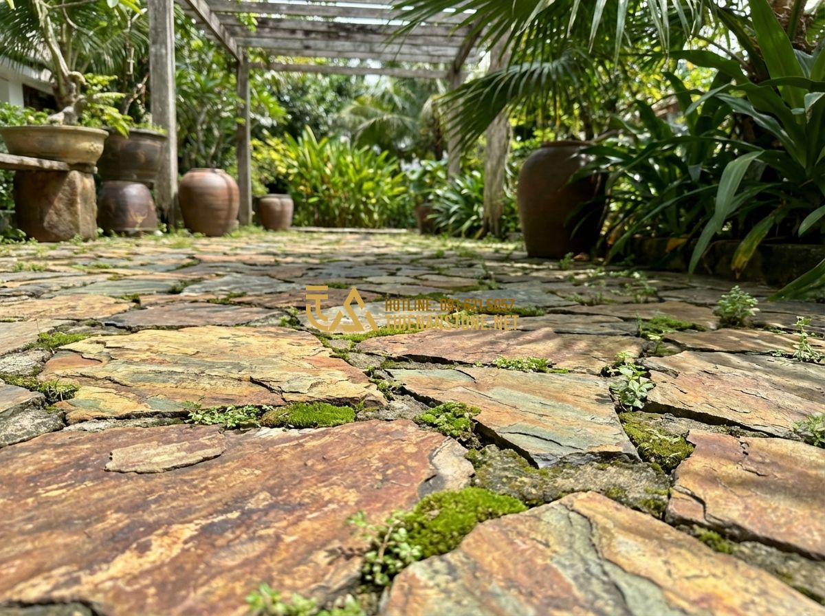 Top 100 Mẫu Đá Chẻ Ốp Tường & Lát Sân Đẹp Nhất 2026 – Texture Tự Nhiên Sang Trọng - Tạo ảnh tiếng Anh: An artistic garden flooring with irregular split stones (craz