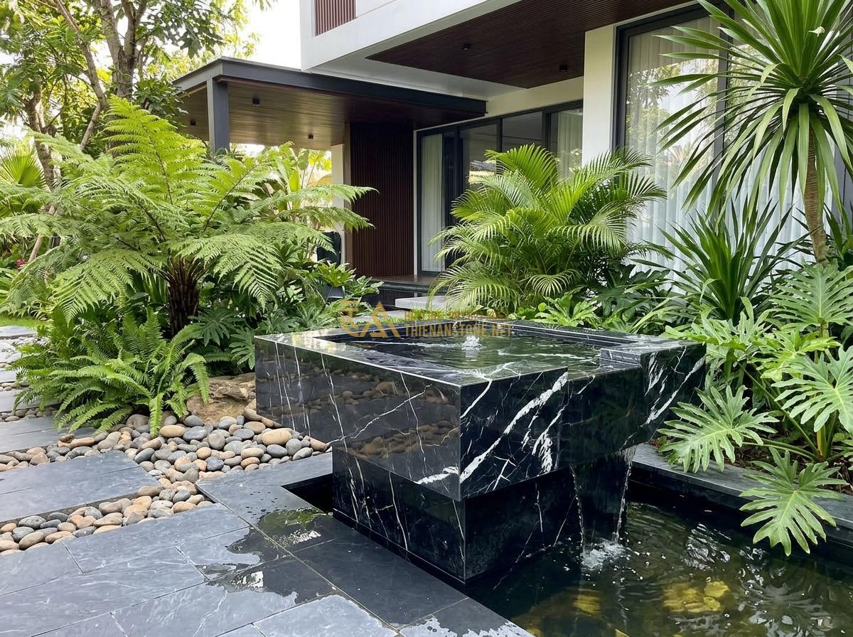 Top 15 Mẫu Ang Nước Bằng Đá Đẹp Nhất 2026 Cho Phong Thủy & Tiểu Cảnh Sân Vườn - Hình 15 Top 15 Mẫu Ang Nước Bằng Đá Đẹp Nhất 2026 Cho Phong Thủy & Tiểu Cảnh Sân Vườn - Modern square-shaped polished granite stone water basin with clean lines in a co