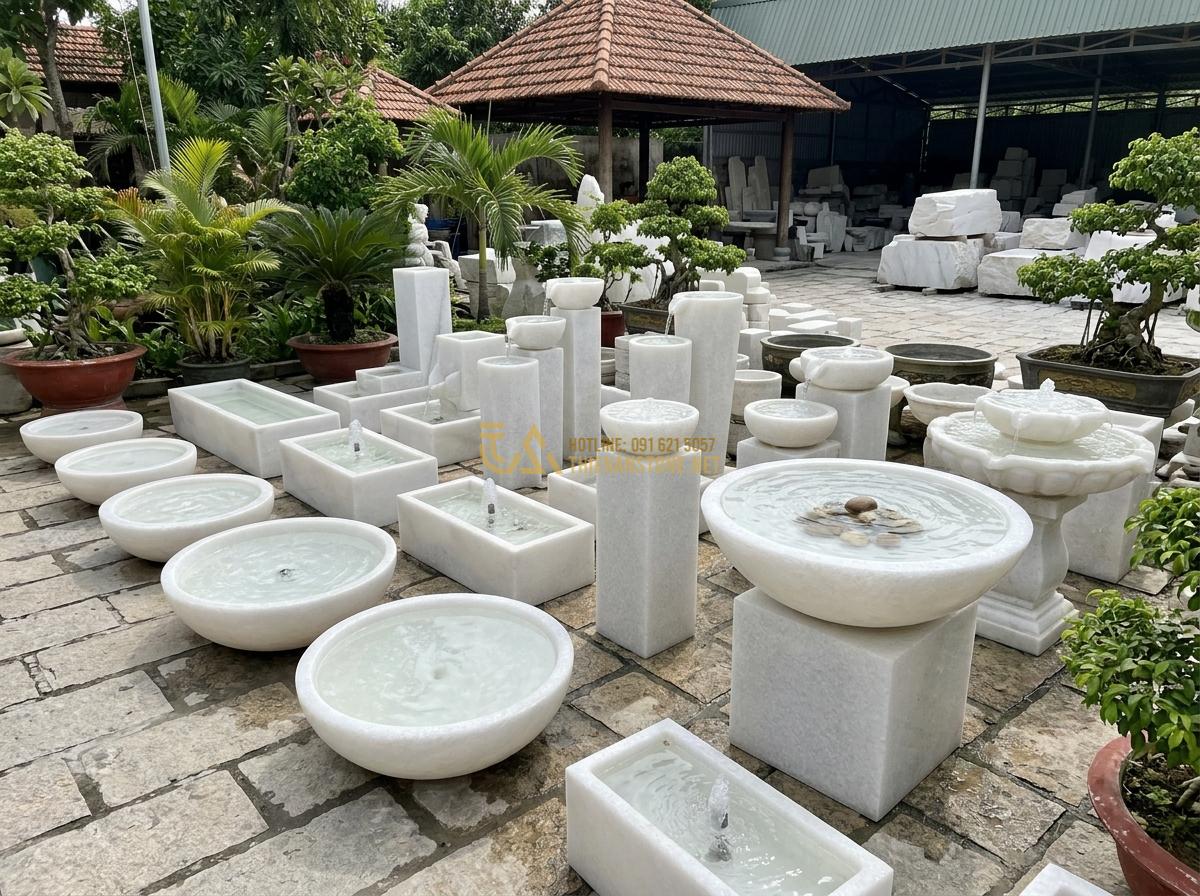 Top 15 Mẫu Ang Nước Bằng Đá Đẹp Nhất 2026 Cho Phong Thủy & Tiểu Cảnh Sân Vườn - Hình 25 Top 15 Mẫu Ang Nước Bằng Đá Đẹp Nhất 2026 Cho Phong Thủy & Tiểu Cảnh Sân Vườn - Showroom display of premium stone ang nuoc models at a reputable Vietnamese ston