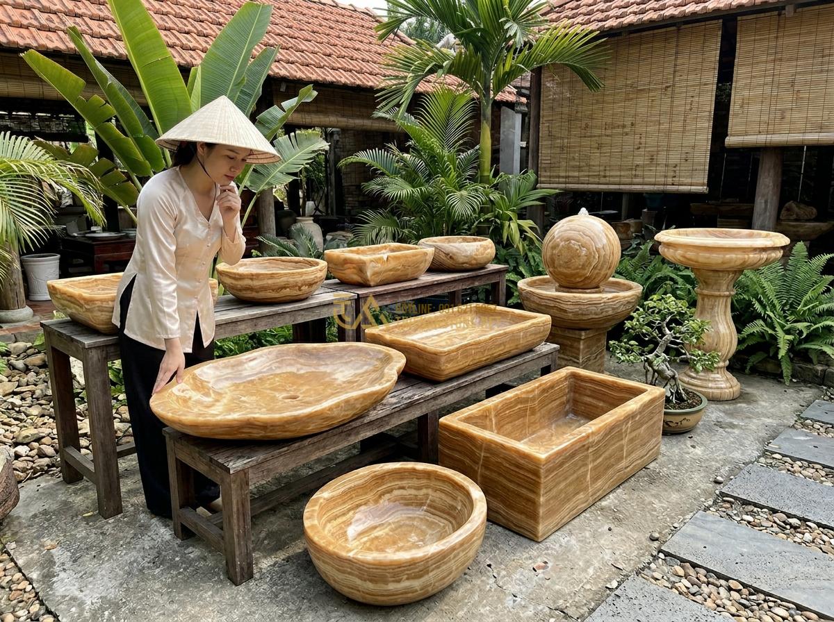 Top 15 Mẫu Ang Nước Bằng Đá Đẹp Nhất 2026 Cho Phong Thủy & Tiểu Cảnh Sân Vườn - Hình 9 Top 15 Mẫu Ang Nước Bằng Đá Đẹp Nhất 2026 Cho Phong Thủy & Tiểu Cảnh Sân Vườn - Customer choosing stone water basin in a showroom, comparing different sizes and