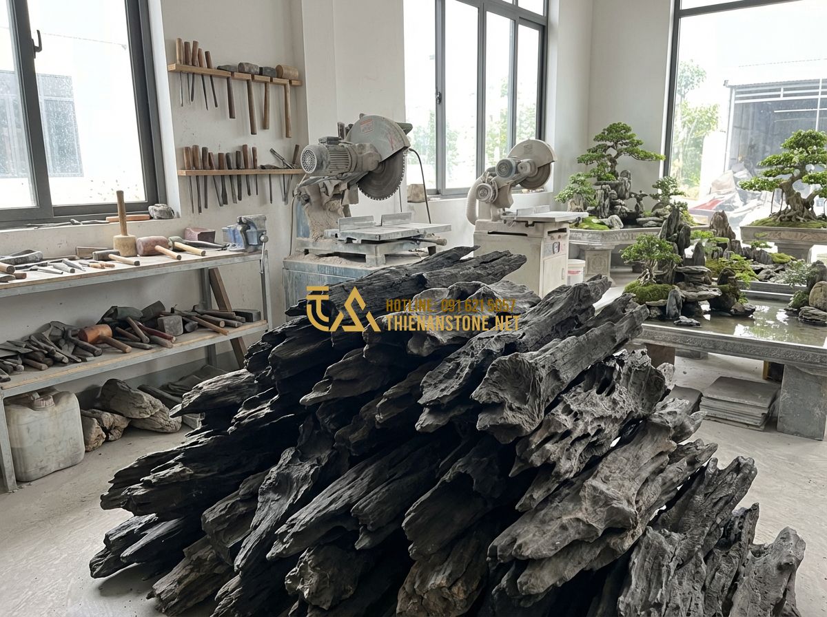 Top 15 Mẫu Đá Lũa Đen Đẹp Dùng Trang Trí Hồ Cá, Sân Vườn Hot Nhất 2024 - Tạo ảnh tiếng Anh: The professional team of Thien An Stone workshop standing pro