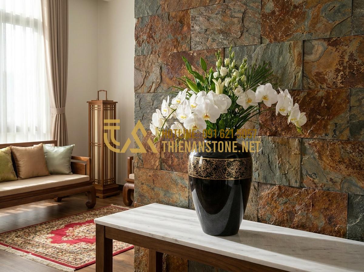 Top 15+ Mẫu Lọ Hoa Đá Đẹp Tinh Tế Để Bàn Trang Trí Phòng Khách Sang Trọng - Hình 3 Top 15+ Mẫu Lọ Hoa Đá Đẹp Tinh Tế Để Bàn Trang Trí Phòng Khách Sang Trọng - Luxurious black granite flower vase with polished finish and gold accents on a w