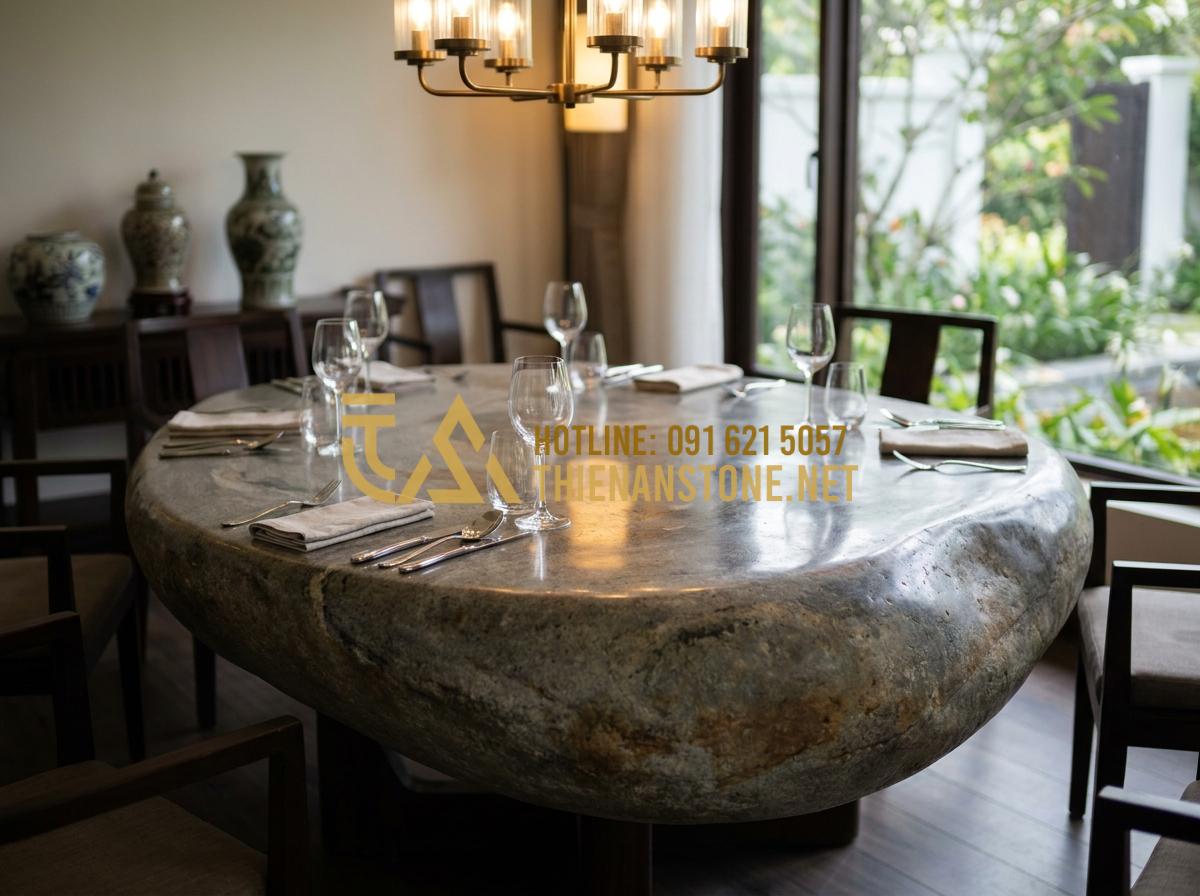 Top 5 Loại Đá Thạch Anh Làm Mặt Bàn Ăn Chống Trầy Xước Tốt Nhất - Tạo ảnh tiếng Anh: A luxurious black Marquina quartz dining table with striking