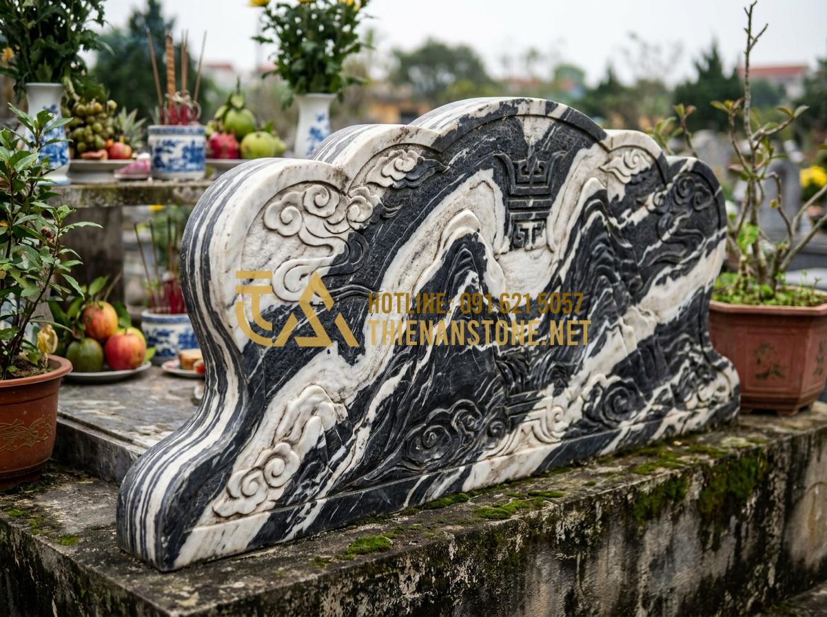 Top 99+ Mẫu Cuốn Thư Đá Đẹp Chuẩn Phong Thủy Cho Lăng Mộ Năm 2026 - Hình 5 Top 99+ Mẫu Cuốn Thư Đá Đẹp Chuẩn Phong Thủy Cho Lăng Mộ Năm 2026 - Detailed examination of premium natural stone material for tomb scroll, showing