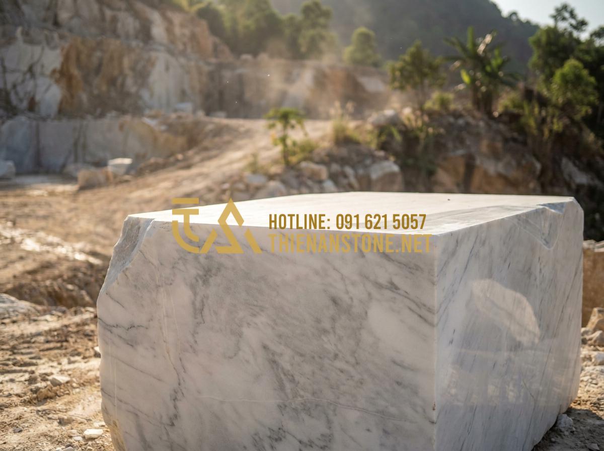 Tranh đá điêu khắc thủ công: Tinh hoa mỹ nghệ từ những phiến đá nguyên khối - Tạo ảnh tiếng Anh: A massive, raw block of high-quality grey natural stone being