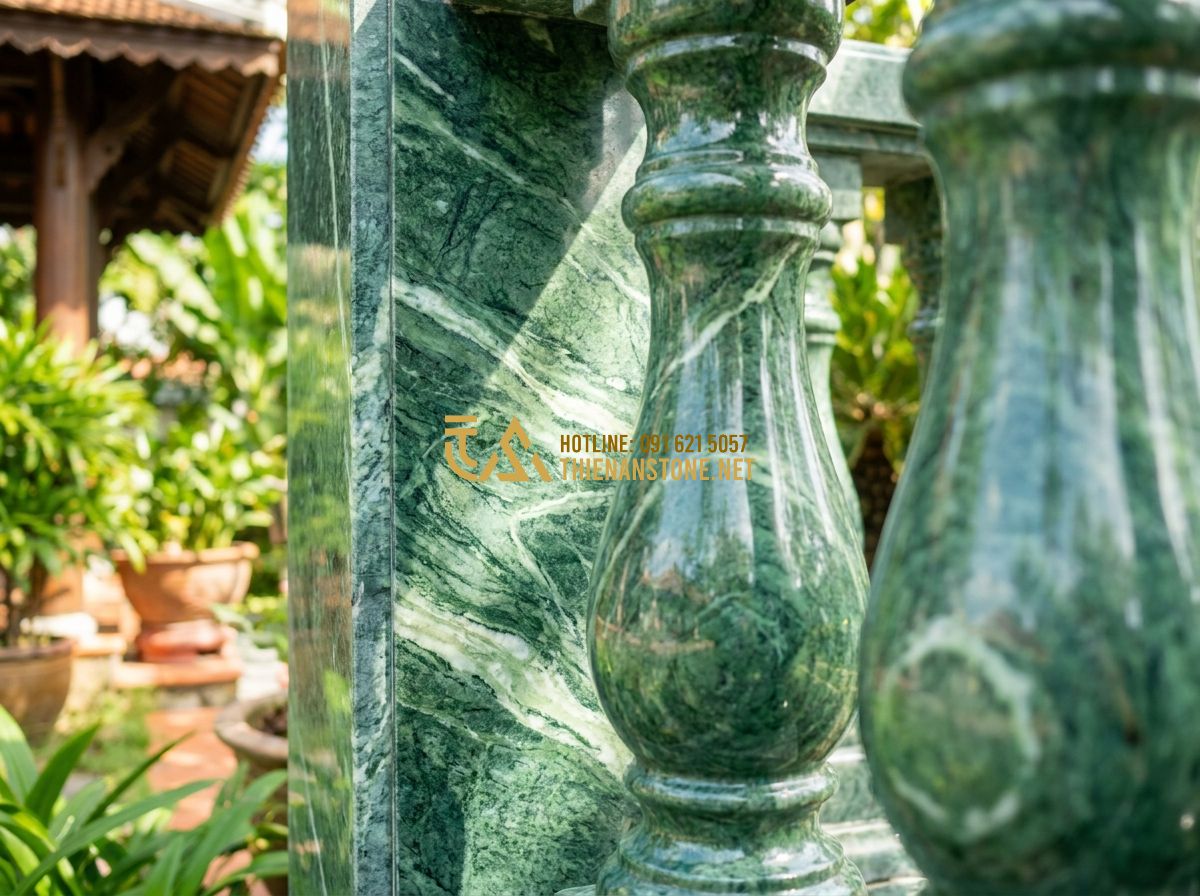 Ưu Nhược Điểm Con Tiện Đá So Với Con Tiện Sắt Gỗ Bê Tông: Nên Chọn Loại Nào? - Hình 3 Ưu Nhược Điểm Con Tiện Đá So Với Con Tiện Sắt Gỗ Bê Tông: Nên Chọn Loại Nào? - Tạo ảnh tiếng Anh: Close up of high-quality granite balusters with intricate nat