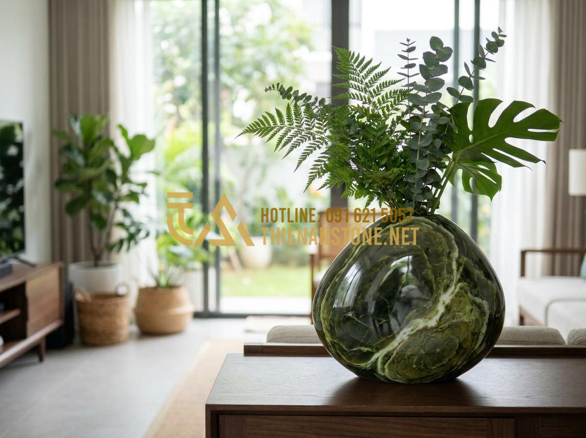Vẻ Đẹp Thô Mộc Của Lọ Hoa Bằng Đá Cuội: Làn Gió Mới Cho Không Gian Sống Xanh - Hình 5 Vẻ Đẹp Thô Mộc Của Lọ Hoa Bằng Đá Cuội: Làn Gió Mới Cho Không Gian Sống Xanh - Elegant pebble stone vase decorated with fresh greenery enhancing a spacious mod