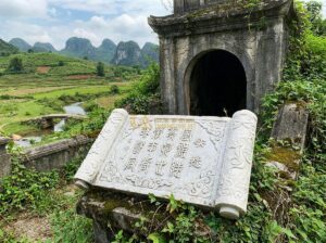 Vị Trí Đặt Cuốn Thư Đá Nghĩa Trang Giúp Trấn Trạch Và Hóa Giải Điềm Hung - Traditional Vietnamese stone book scroll called cuon thu da placed at the entran