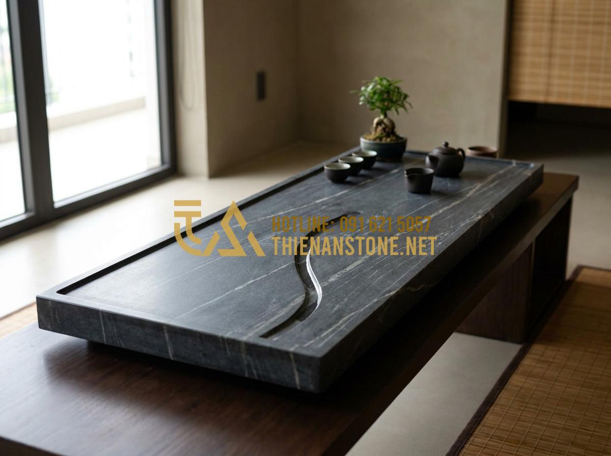 Ý Nghĩa Phong Thủy Của Khay Trà Đá: Cách Chọn Màu Đá Hợp Mệnh Gia Chủ - Black basalt stone tea tray ideal for Water element Feng Shui, with subtle water